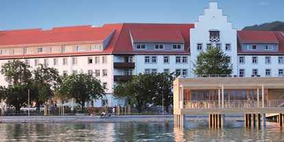 Hochzeit - Art der Location: Hotel - Lochau - Blick auf das Seehotel mit dem Badehaus im Vordergrund - Seehotel am Kaiserstrand