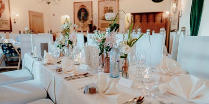 Hochzeit - Art der Location: Restaurant - Stainz - Der große Rittersaal der Burg Deutschlandsberg mit Hussen. - Burg Deutschlandsberg