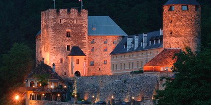 Hochzeit - Art der Location: Hotel - Die Burg Deutschlandsberg bei Nacht. - Burg Deutschlandsberg