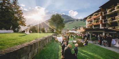 Hochzeit - Art der Location: Hotel - St. Gerold - Hochzeit im Garten - Sonnenuntergang - Der Berghof in Lech