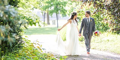 Hochzeit - Umgebung: im Park - Andau - Das Brautpaar auf dem Weg zur Tafel. - Birkenhof Restaurant & Landhotel ****