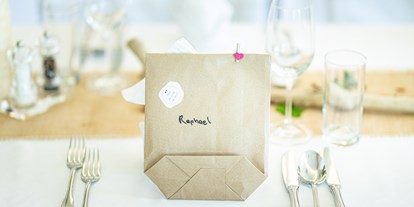 Hochzeit - Hochzeitsessen: À la carte - Die stylisch, modern gedeckte Hochzeitstafel im Restaurant Birkenhof in Gols. - Birkenhof Restaurant & Landhotel ****