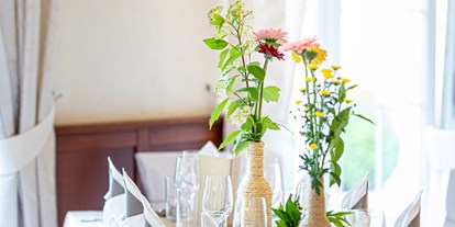 Hochzeit - Hochzeitsessen: 5-Gänge Hochzeitsmenü - Winden am See - Die stylisch, modern gedeckte Hochzeitstafel im Restaurant Birkenhof in Gols. - Birkenhof Restaurant & Landhotel ****