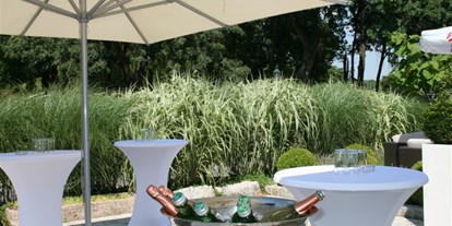 Hochzeit - Umgebung: in Weingärten - Burgenland - Aperitif im Garten des Birkenhof in Gols. - Birkenhof Restaurant & Landhotel ****