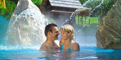 Hochzeit - Hochzeits-Stil: Rustic - Nockberge - Außenwhirlpool  32 °C mit Thermalwasser und mitten im Grünen  - Thermenwelt Hotel Pulverer