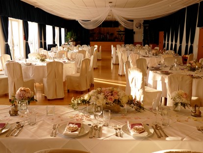 Hochzeit - Hochzeitsessen: Buffet - Der Festsaal des Grandhotel Niederösterreichischer Hof in Lanzenkirchen. - Grandhotel Niederösterreichischer Hof
