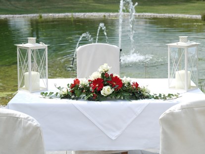 Hochzeit - Hochzeits-Stil: Vintage - Eine Trauung unter freiem Himmel und am Teich im Grandhotel Niederösterreichischer Hof in Lanzenkirchen. - Grandhotel Niederösterreichischer Hof