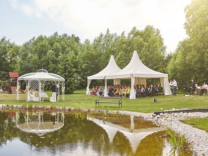 Hochzeit - Hochzeits-Stil: Boho-Glam - Eure Gartenhochzeit vor unserem romantischen Teich. - Grandhotel Niederösterreichischer Hof
