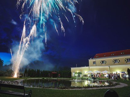 Hochzeit - Fertörákos - Ein nächtliches Feuerwerk für das glückliche Brautpaar im Grandhotel Niederösterreichischer Hof. - Grandhotel Niederösterreichischer Hof