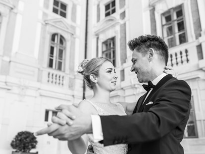 Hochzeit - nächstes Hotel - Ein Brautpaare im Schloss Esterházy im Burgenland. - Schloss Esterházy