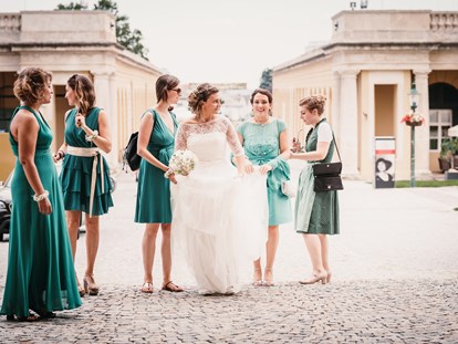 Hochzeit - Hochzeits-Stil: Fine-Art - Schönau an der Triesting - Die Braut auf dem Weg zur Trauung auf Schloss Esterházy. - Schloss Esterházy