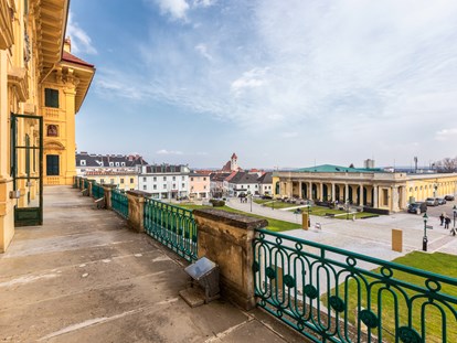 Hochzeit - barrierefreie Location - Sopron - Die an den Spiegelsaal anschließende Terrasse mit herrlichem Fernblick - Schloss Esterházy