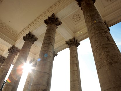 Hochzeit - nächstes Hotel - Imposante Säulen am Portikus - Schloss Esterházy