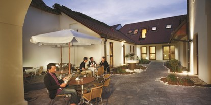 Hochzeit - Umgebung: in einer Stadt - Bad Radkersburg - Der gemütliche Innenhof lädt zu einem genüsslichen Kaffee oder Sekt ein - der perfekte Ort für einen Empfang.  - Hotel Sporer****