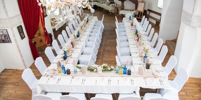 Hochzeit - Art der Location: Eventlocation - Ober-Grafendorf - Blick von oben auf die Hochzeitstafel in der Kapelle - Burg Plankenstein