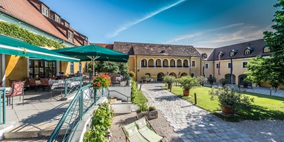 Hochzeit - Umgebung: in Weingärten - Obermarkersdorf - Landgut & SPA Althof Retz mit seinem idyllischen Arkadenhof - Landgut & SPA Althof Retz