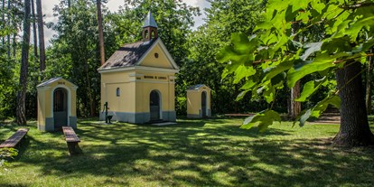 Hochzeit - Parkplatz: kostenlos - Raggendorf - Kapelle im nahe gelegenen Wäldchen.  - Rochussaal