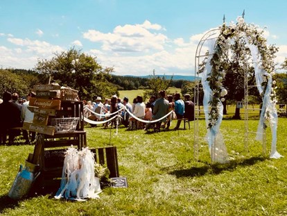 Hochzeit - Art der Location: ausgefallene Location - Eine Gartenhochzeit im Mirli in Tullnerbach. - Mirli