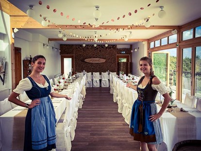 Hochzeit - Umgebung: in den Bergen - Der große Festsaal des Mirli fast 100 Hochzeitsgäste. - Mirli