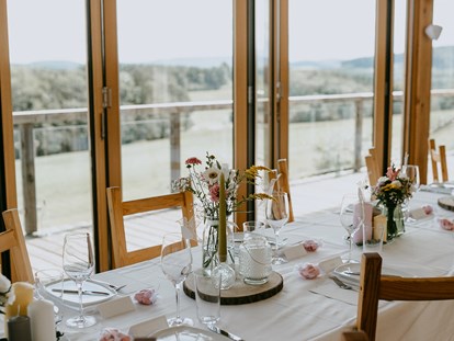 Hochzeit - Art der Location: Gasthaus - Blick aus dem Mirli auf die Weiten der Gartenanlage. - Mirli