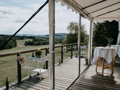 Hochzeit - Art der Location: Bauernhof/Landhaus - Die Terrasse lädt zum Feiern im Freien. - Mirli