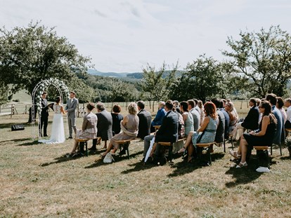 Hochzeit - Art der Location: Waldhochzeit - Wienerwald - Eine Gartenhochzeit im Mirli. - Mirli