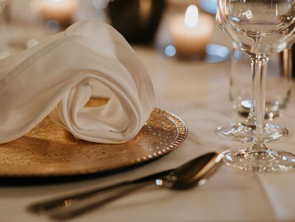 Hochzeit - Art der Location: Scheune - Beispiel für eine Serviettenfalttechnik Hochzeit - Stadl/Hotel/Restaurant Alte Goste