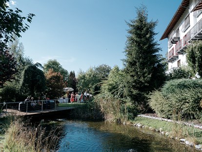 Hochzeit - Umgebung: am See - Kronplatz - Garten mit Teich - Stadl/Hotel/Restaurant Alte Goste