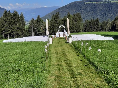 Hochzeit - Preisniveau: exklusiv - Trentino-Südtirol - Freie Hochzeit im Feld - Stadl/Hotel/Restaurant Alte Goste