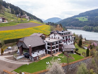 Hochzeit - Umgebung: in den Bergen - Südtirol - Vogelperspektive mit Garten - Stadl/Hotel/Restaurant Alte Goste