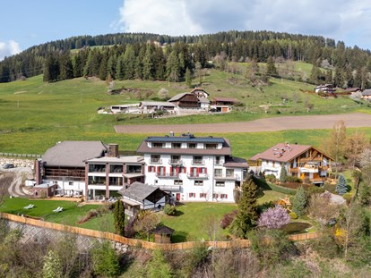Hochzeit - Umgebung: am Land - Dolomiten - Vogelperspektive mit Garten - Stadl/Hotel/Restaurant Alte Goste