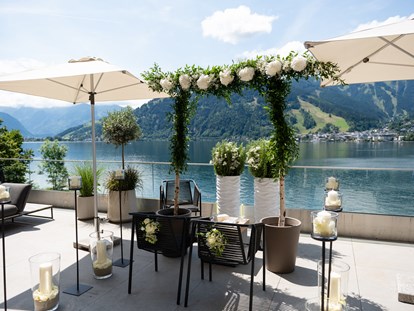 Hochzeit - Art der Location: ausgefallene Location - Für eine Trauung am Zeller See bietet das Seehotel Bellevue eine herrliche Terrasse direkt am See. - Seehotel Bellevue****s