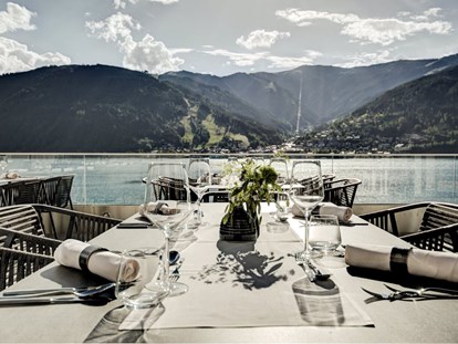Hochzeit - Art der Location: Restaurant - Die Seeterrasse SEE LA VIE des Seehotel Bellevue mit Blick auf Zell am See. - Seehotel Bellevue****s