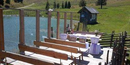 Hochzeit - Spielplatz - Bei perfektem Wetter kann eine Trauung mit kleiner Gesellschaft unter freiem Himmel auf der Terrasse stattfinden. - Sommeralm Holdahüttn