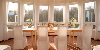 Hochzeit - Hochzeits-Stil: Modern - Nordhessen - Unser Standesamt im Turmzimmer- Trauung und Feier unter einem Dach - Waldhotel Schäferberg