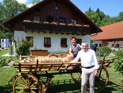 Hochzeit - Sommerhochzeit - Oberösterreich - Renate und Manfred Kienbauer am selbst renovierten Leiterwagen - auch als Fotomotiv verwendbar - Kienbauerhof