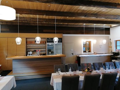 Hochzeit - Hochzeits-Stil: Rustic - Gmunden - große Bar und Kuchenbuffet im Birkensaal - Kienbauerhof