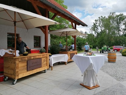 Hochzeit - Hochzeits-Stil: Fine-Art - Wels (Wels) - Grillcatering im Innenhof - Kienbauerhof