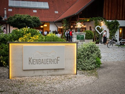 Hochzeit - Art der Location: privates Anwesen - Gmunden - Eingangsportal am Kienbauerhof - Kienbauerhof