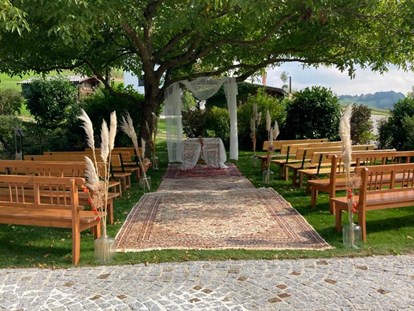 Hochzeit - Trauung im Freien - Oberösterreich - mit Teppichen ausgelegter Trauungsort - Kienbauerhof