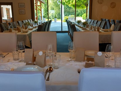 Hochzeit - Hochzeitsessen: Catering - Oberösterreich - Der große Festsaal am Kienbauerhof bietet einen herrlichen Blick auf den Garten. - Kienbauerhof