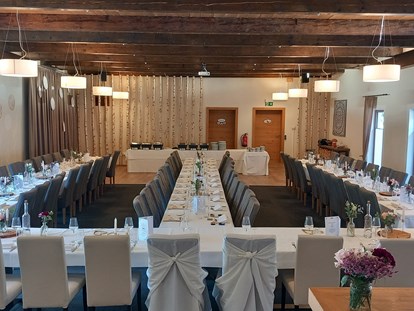 Hochzeit - Art der Location: privates Anwesen - Gmunden - Der große Festsaal bietet Platz für 100 Hochzeitsgäste. - Kienbauerhof
