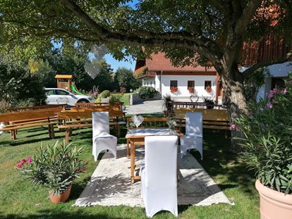 Hochzeit - Hochzeits-Stil: Vintage - Oberösterreich - Die Gartenanlage des Kienbauerhofes. - Kienbauerhof
