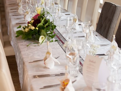 Hochzeit - externes Catering - Thalheim bei Wels - festlich gedeckter Brauttisch - Kienbauerhof