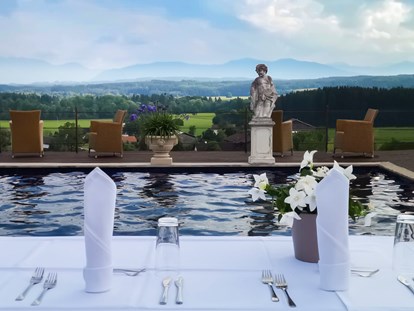 Hochzeit - Hochzeits-Stil: Vintage - Dinner direkt am Pool mit Gebirgspanorama - CP Location - Gut Ammerhof