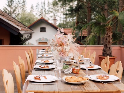 Hochzeit - Hochzeits-Stil: Vintage - Terrasse mit Blick auf das Haus Staffelsee - CP Location - Gut Ammerhof