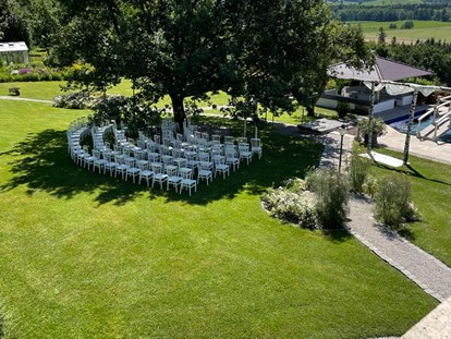 Hochzeit - Art der Location: Waldhochzeit - freie Trauung im Schatten unter der Eiche. - CP Location - Gut Ammerhof