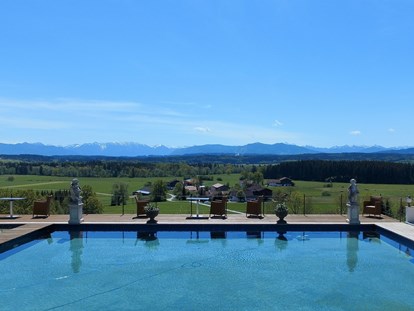 Hochzeit - Umgebung: im Park - Pool mit atemberaubenden Panoramablick - CP Location - Gut Ammerhof