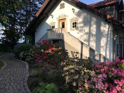 Hochzeit - Art der Location: Scheune - Ausgang zum Haus Staffelsee - CP Location - Gut Ammerhof