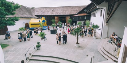 Hochzeit - Gmunden - Im Innenhof des Schloss Stauff finden alle Hochzeitsgäste Platz. Ob mit Hüpfburg für die kleinen Gäste oder die Hochzeitsmusi für die entsprechende Hintergrundmusik. - Schloss Stauff